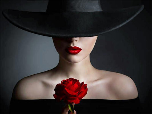 Femme au Chapeau et Rose Rouge